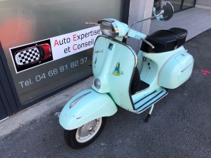 Vespa Sprint devant le bureau